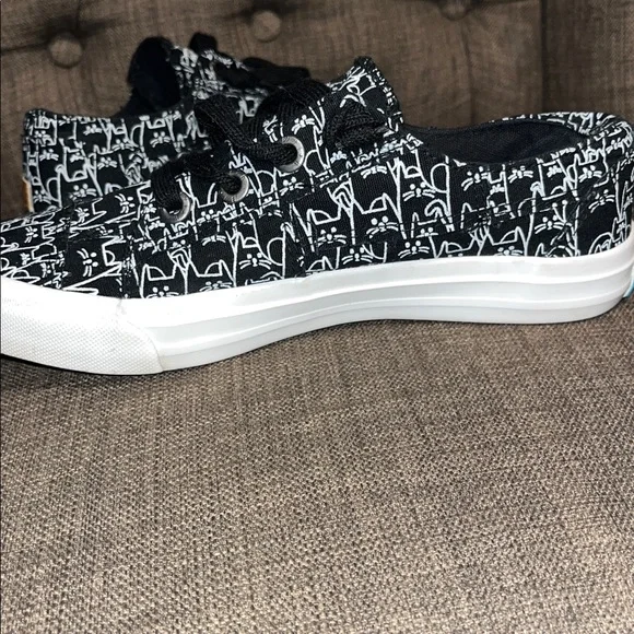 Blowfish Black and White Cats all over Graphic women's size 7  Sneakers - Picture 6 of 10